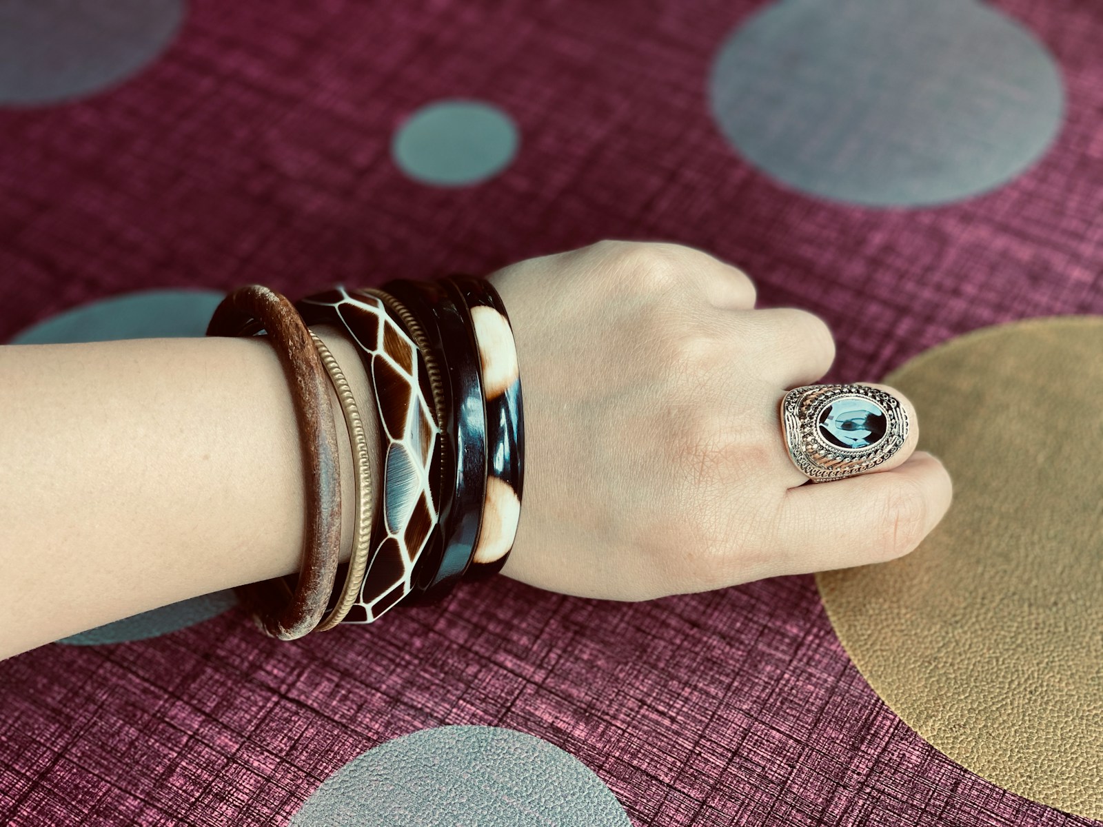 Pulseiras energéticas: como escolher, usar e cuidar sem dependência espiritual